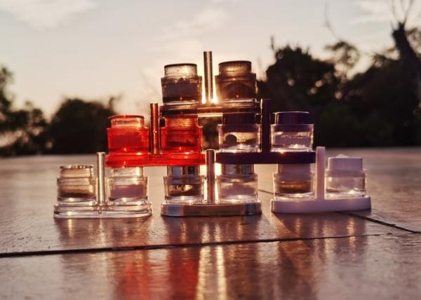 Des mélangeurs d'arômes en plastique à usage unique avec du sel et du poivre noir à l'intérieur préemballés polyvalents, jetables