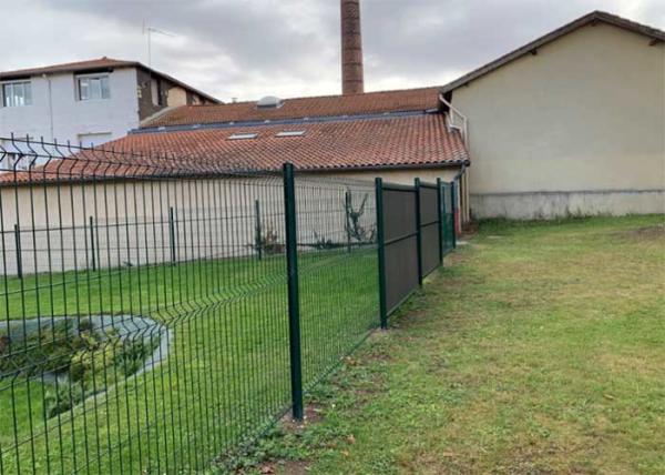 courrier de V incurvé par 100x300mm Mesh Security Fencing With Square