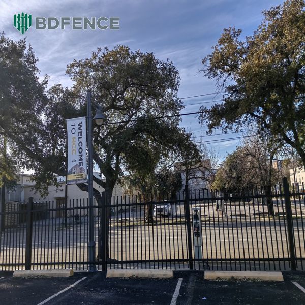 Безопасность прежде всего. Трубчатый стальной забор. Защита от детей.