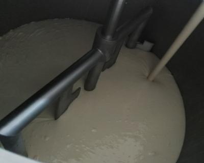 Queque que faz a máquina a automatização alta, bolo industrial que faz o equipamento