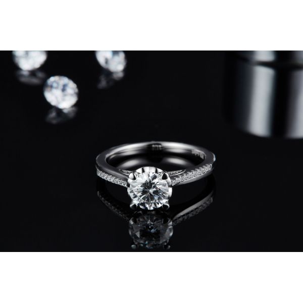 Минималистские изготовленные на заказ обручальные кольца Moissanite диаманта обещают кольцам для женщин