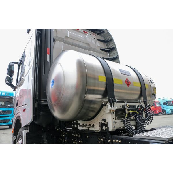 Shacman Tractor Truck X5000S Single-Row Half-Seat 560 Horsepower 12-Speed 6X4 LNG Tractor