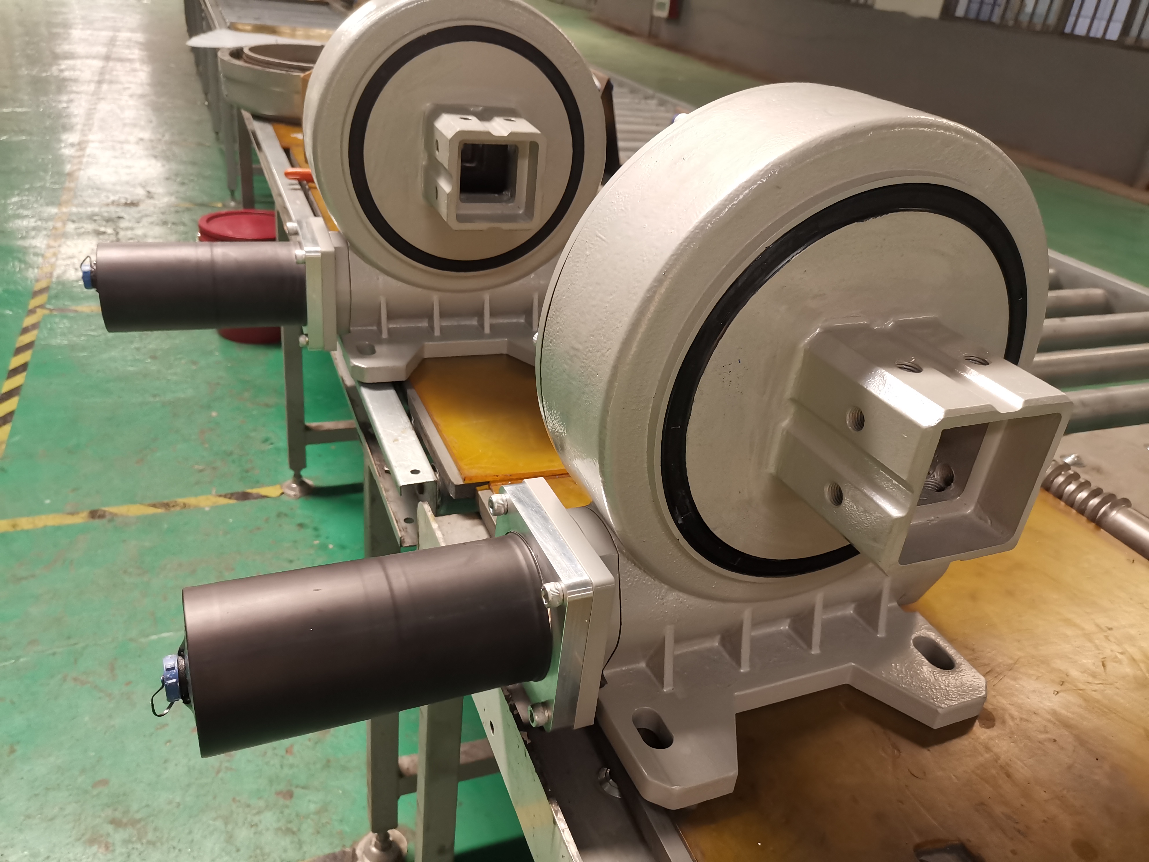 VE12 Heavy Duty 16000Nm Output Torque Single Axis Solar Tracking System Slewing Ring with DC Motor Slew Drives