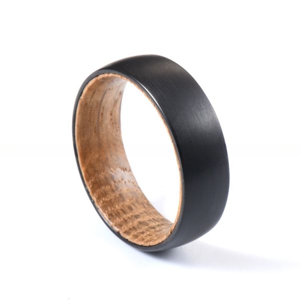 Anillo de carburo de tungsteno negro de boda para hombres Barril de whisky Insert de madera con cúpula 8 mm