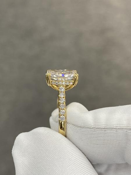 Anillos de diamantes cultivados en laboratorio estilo pavé, cojín alargado de 3,14 quilates, engastados en oro amarillo de 18 quilates