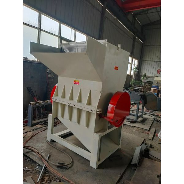 PET Material Hard Plastic Crusher with Automatic Spiral Feeding and Direct Bagging