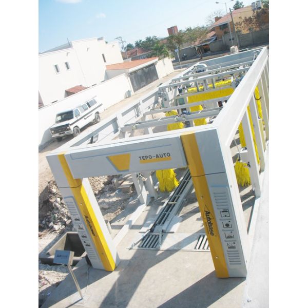 Car wash equipment with high-pressure water injection system