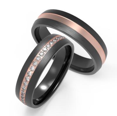 Une bague en titane noir légère avec des bagues en or rose pour les fiançailles