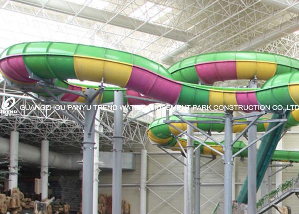 Au-dessus de la glissière d'eau au sol de piscine pour l'amusement interacetive de l'eau de famille en parc d'aqua