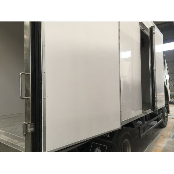 FRP Refrigerator Box Truck 5 To 13 CBM For Fresh Fish Transportation