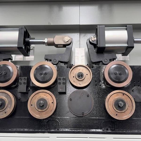 機械に多供給をする16mm CNCの鐙がねのベンダーの自動鐙がね