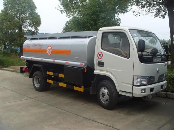 HÁ entrega branca do combustível do produto do caminhão de petroleiro do óleo 4000L capacidade do tanque de 3 toneladas