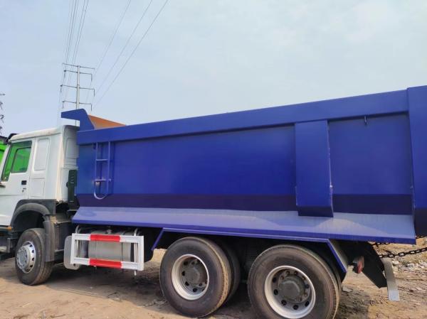 Radial Tire Design HOWO 6*4 Tipper Truck with 5 Seats and Large Loading Capacity
