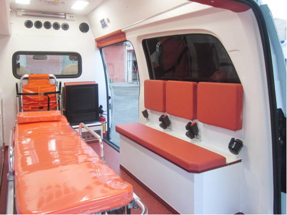 Gasoline Mercedes Benz Ambulance 7 Seat Front Mounted 4×2 Automatic Transmission