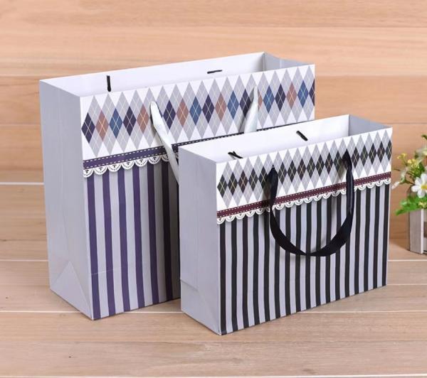 128-250gram Black Handle Laminated Art Paper Bag For Apparel Advertising