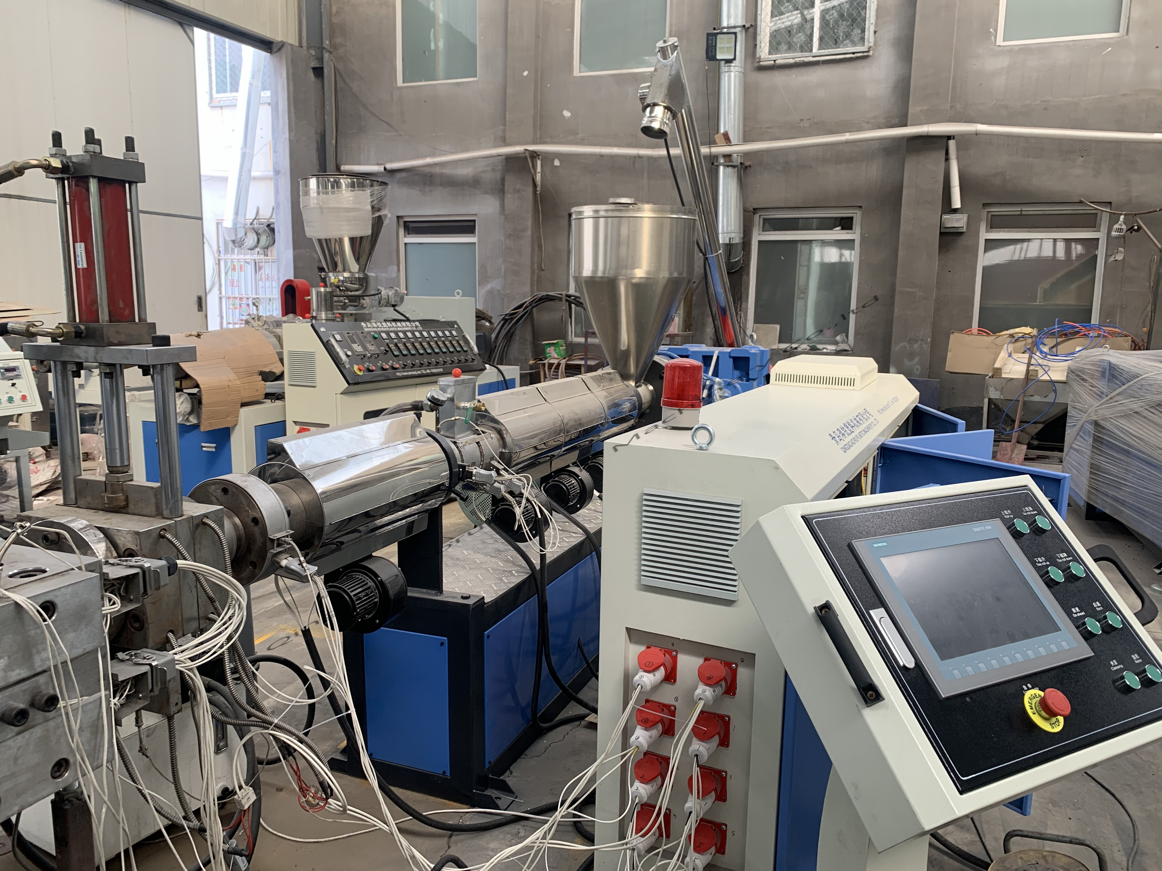 Доска Pvc толщины 3mm делая вибрацию машины 650kg/H устойчивый