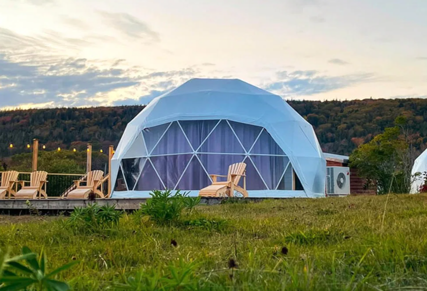 Специализированный стеклянный отель для кемпинга Геодезический купольный шатер для семьи и отеля