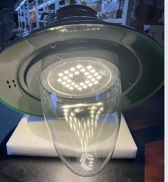 Luminaria LED exterior duradera de 50W con protección IK08 para espacios públicos