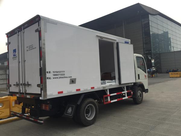 HOWO small FPR refrigerated box trucks 4X2 for fresh food transport