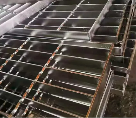 Heavy Duty Hot Dip Galvanized Steel Grating with Serrated Surface for Industrial Drainage