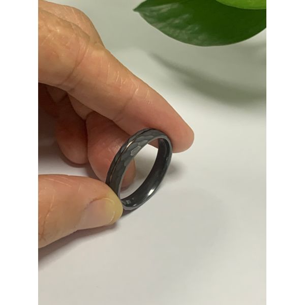 Banda de bodas de titanio mate de grabado personalizado sin desvanecimiento Banda de bodas de zirconio negro