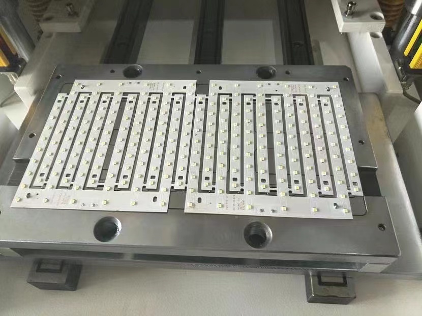 Плашка пунша PCB управлением PLC автоматическая оборудуя машину PCB пробивая