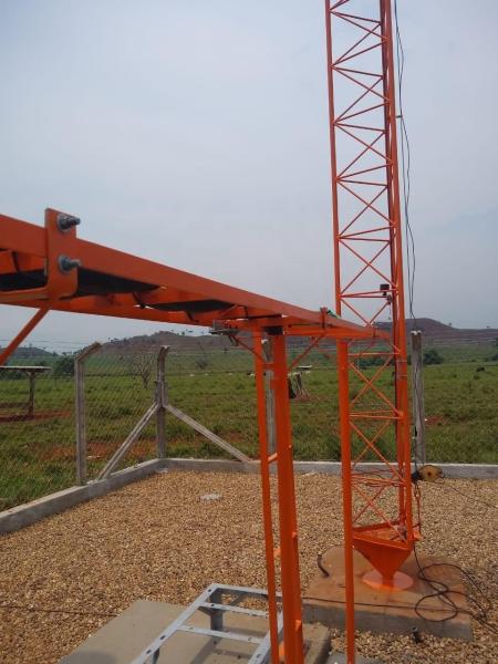 O aço da telecomunicação galvanizou a torre de Guyed com suportes e relâmpago Rod