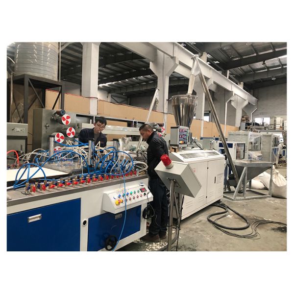 150kg/línea de la protuberancia del panel de techo del Pvc de H 250m m WPC