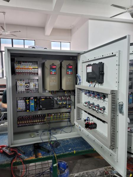 Gabinete de panel de control HMI industrial con interfaz de pantalla táctil para integración de sistemas PLC y SCADA