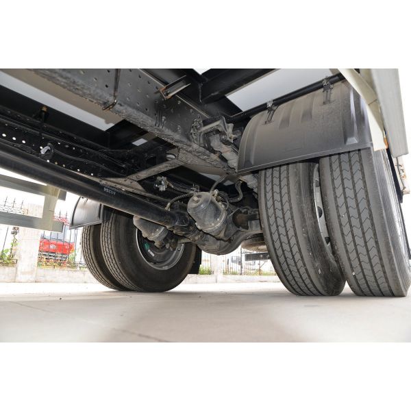 Foton BJ5186 245HP 4X2 Одноосевая 6,6 м Двухдверная белая грузовая коробка холодильный фургон