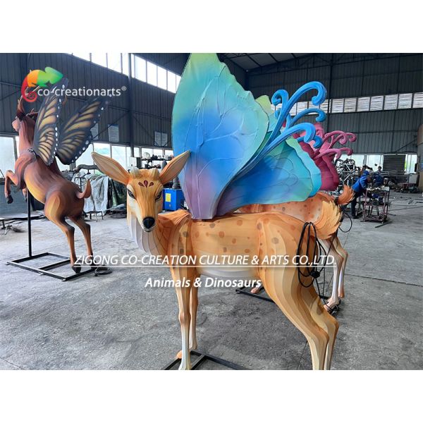 La grande lanterne du festival du cerf enchanté avec des ailes de papillon bleu-vert vibrantes.