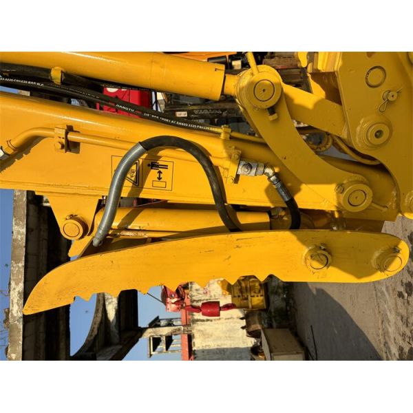 Экскаватор Komatsu PC56 с емкостью в 0,22 м3 и рабочей массой 5300 кг