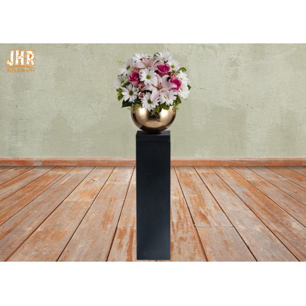 Круглое сусальное золото цветочных горшков глины или замороженный финиш