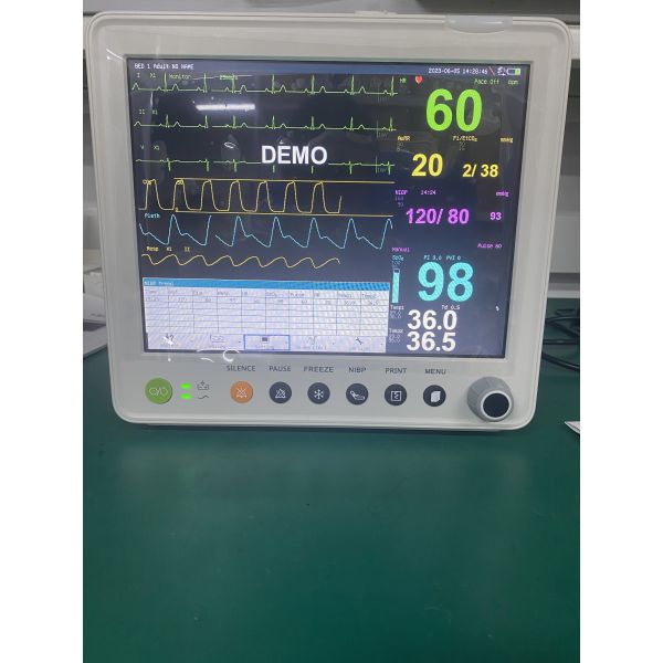 Monitor de paciente multiparamétrico TFT LCD a color de 12.1'' con 1 año de garantía y diseño compacto de 30*27*30CM