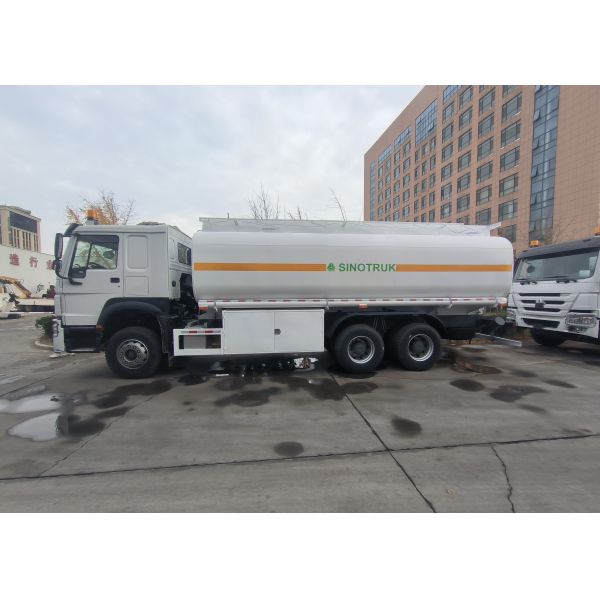 Sinotruk Howo 20CBM Fuel Tank Truck 10Wheels 340Hp 6 × 4 Multiple Compartments