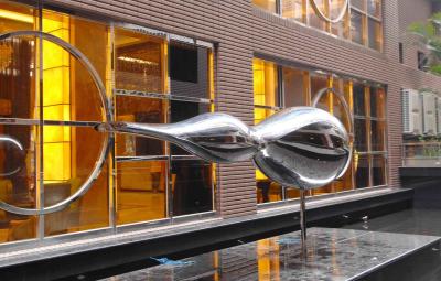 Nuvem de aço inoxidável moderna lustrada da água da escultura abstrata para a decoração da plaza