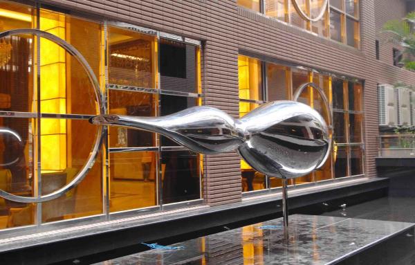 Nuvem de aço inoxidável moderna lustrada da água da escultura abstrata para a decoração da plaza