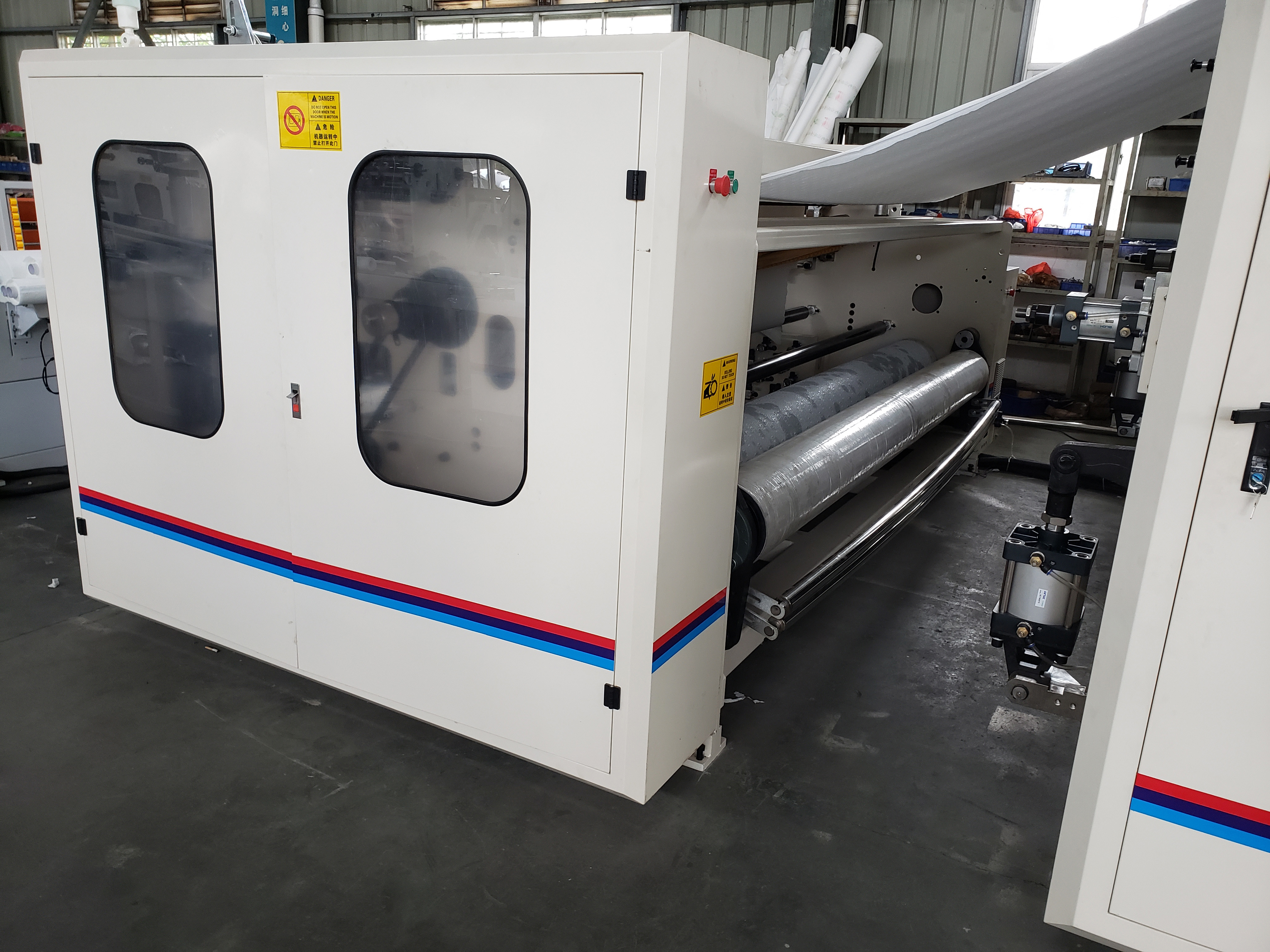 Автоматический PLC 380V контролировал туалета салфетки перематывать машину 230M/Min