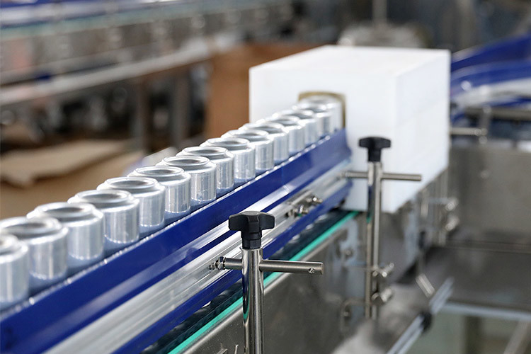 Алюминий CSD Carbonated консервируя заполнять соединяющ швами машина