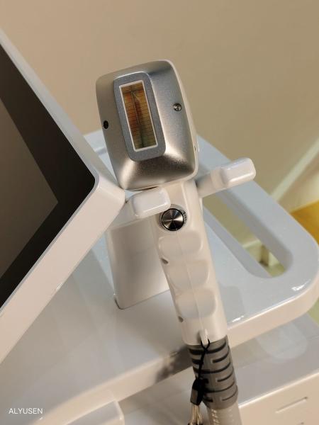 Diode Laser Hair Removal Machine Integrated Precombustion Power Supply 1600W Handle Power