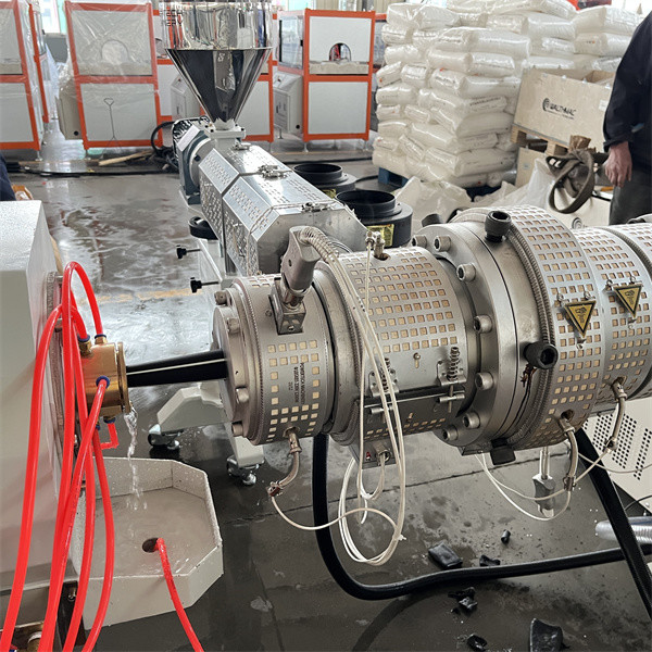 Máquina de tuberías de plástico duradero Producción 500-1000 kg/h