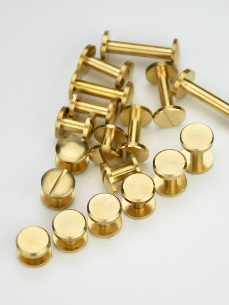 Os parafusos prisioneiros e os rebites de bronze resistentes dos pés da bolsa assentam a parte traseira do parafuso para a matéria têxtil da casa