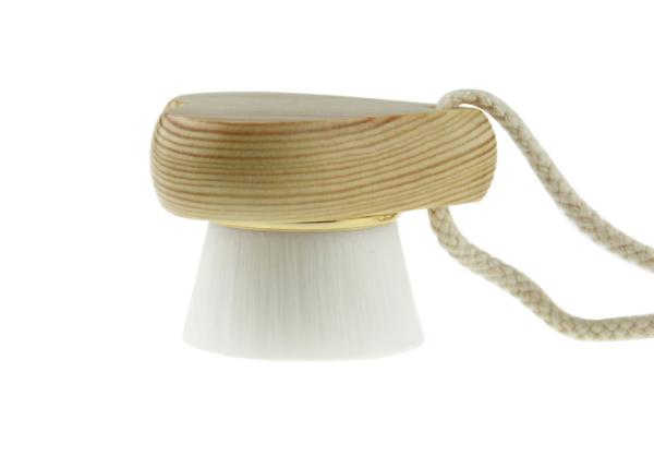 White Manual Facial Cleansing Brush With Wooden Handle And Synthetic Hair