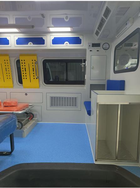 Futian Medical Emergency Ambulance 4×2 8 Seater Gasoline Rear Drive