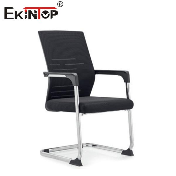 Chaise de bureau moderne en maille noire avec accoudoirs et pivotement pour le travail