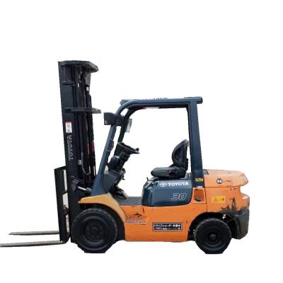 Le chariot élévateur japonais d'occasion de 3 tonnes avec une efficacité thermique plus élevée en stock