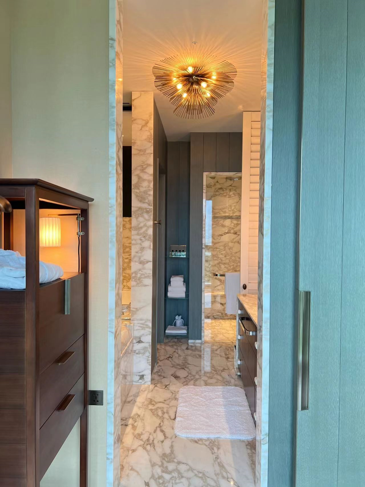 Luxury Hotel Bedroom Furniture King Size Solid Ash Bed Customized