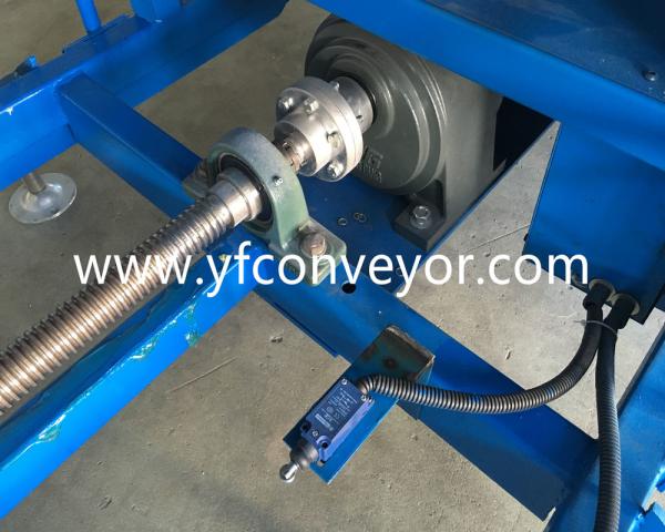 Truck Loading Conveyor has a standing platform/Movable belt conveyor with standing platform