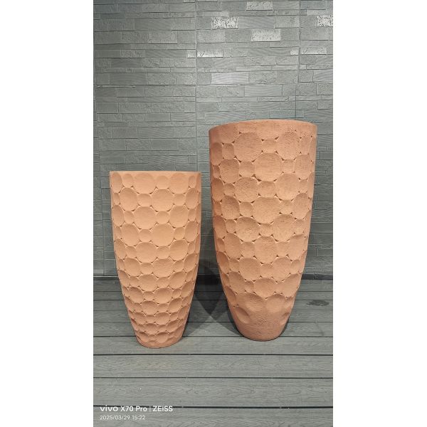 Planta de arcilla de fibra antigua con superficie texturizada y agujeros de drenaje