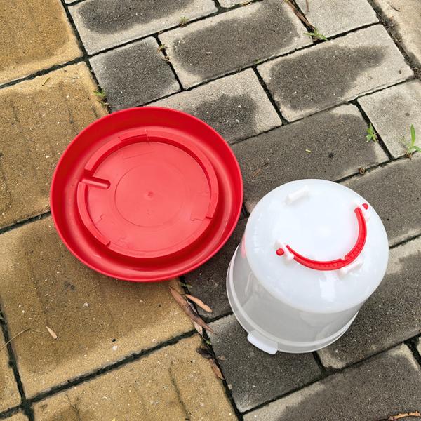 農場での水位を簡単に識別するために赤い色